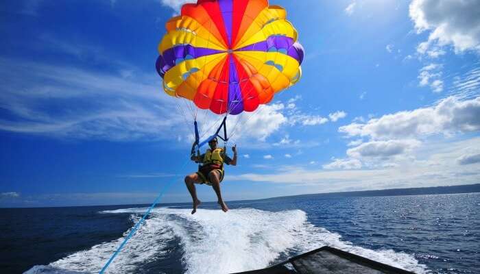 Iririki-Island-parasailing.jpg Iririki-Island-parasailing.jpg